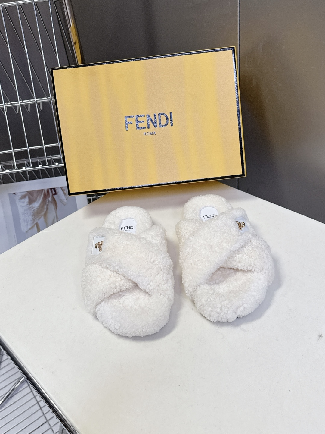 FENDI芬迪秋冬新款毛毛拖 每逢秋冬来临 毛拖是必不可少的单品 不仅足够保暖 还能拥有舒适的触感无论搭