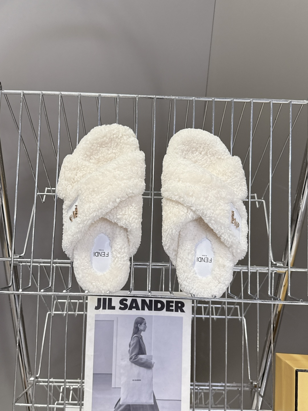 FENDI芬迪秋冬新款毛毛拖 每逢秋冬来临 毛拖是必不可少的单品 不仅足够保暖 还能拥有舒适的触感无论搭