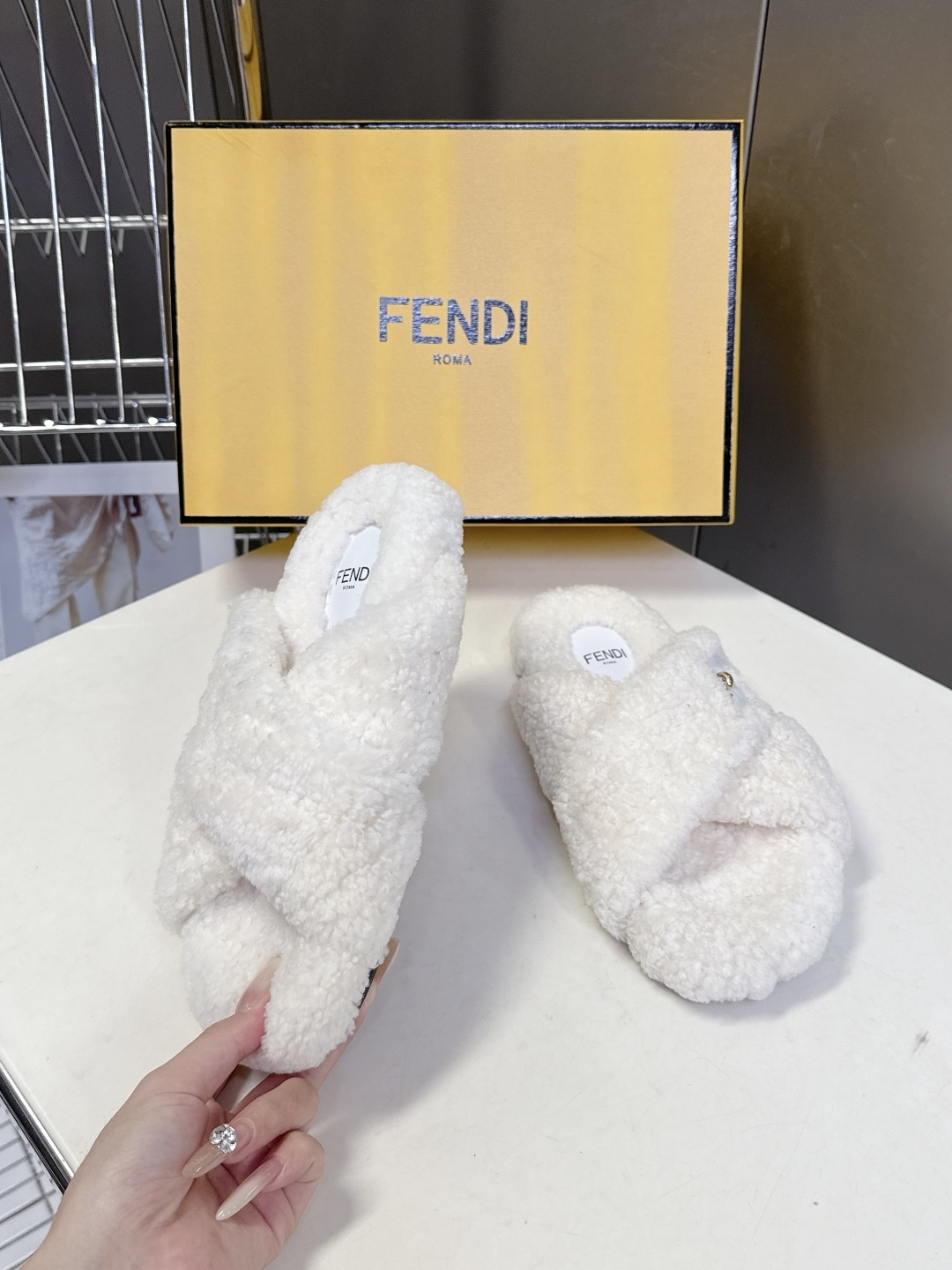 FENDI芬迪秋冬新款毛毛拖 每逢秋冬来临 毛拖是必不可少的单品 不仅足够保暖 还能拥有舒适的触感无论搭