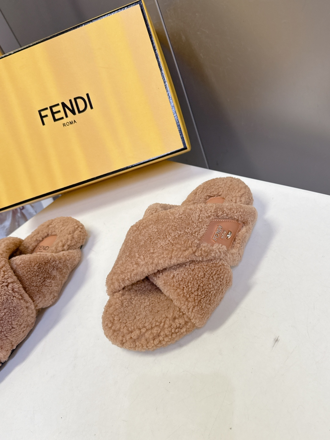 FENDI芬迪秋冬新款毛毛拖 每逢秋冬来临 毛拖是必不可少的单品 不仅足够保暖 还能拥有舒适的触感无论搭