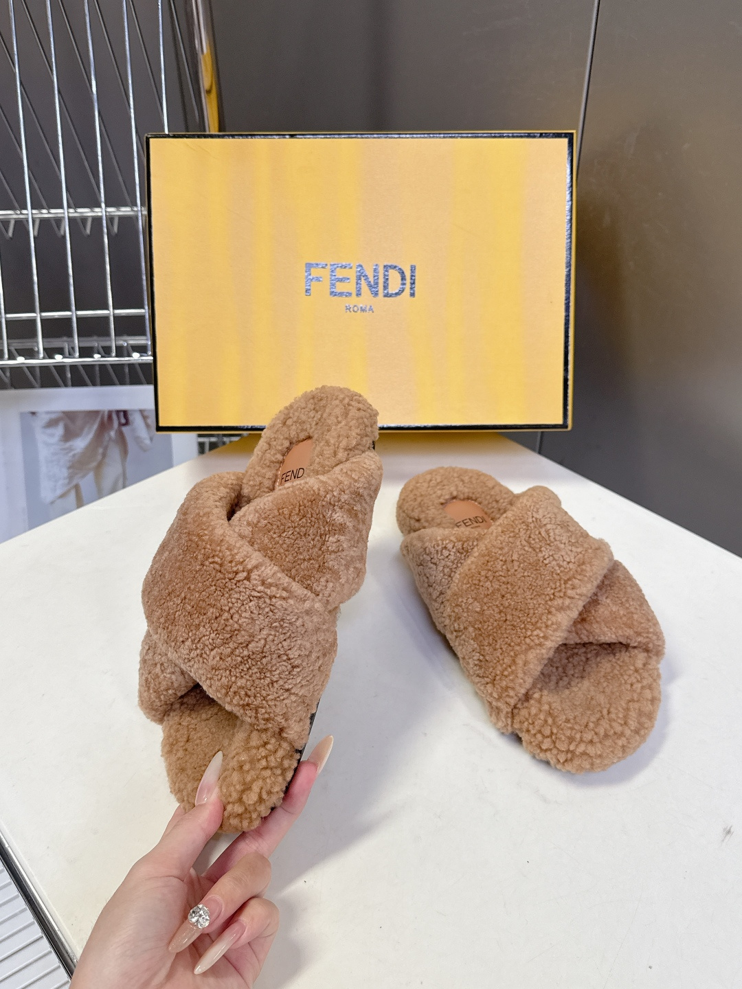 FENDI芬迪秋冬新款毛毛拖 每逢秋冬来临 毛拖是必不可少的单品 不仅足够保暖 还能拥有舒适的触感无论搭