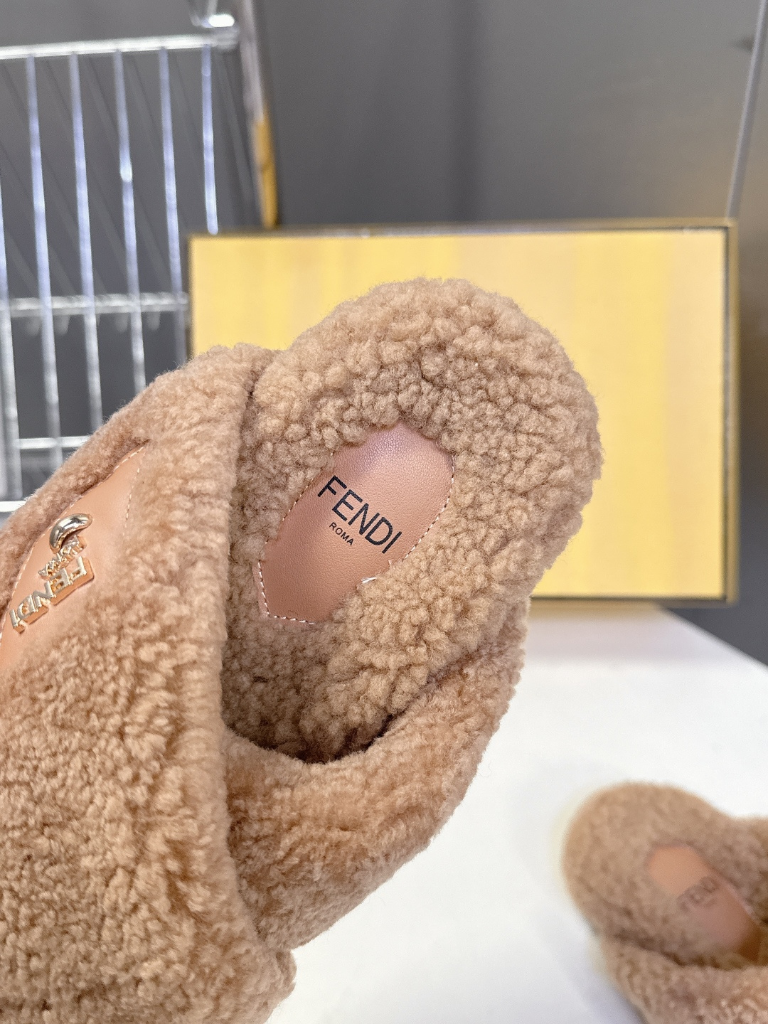 FENDI芬迪秋冬新款毛毛拖 每逢秋冬来临 毛拖是必不可少的单品 不仅足够保暖 还能拥有舒适的触感无论搭