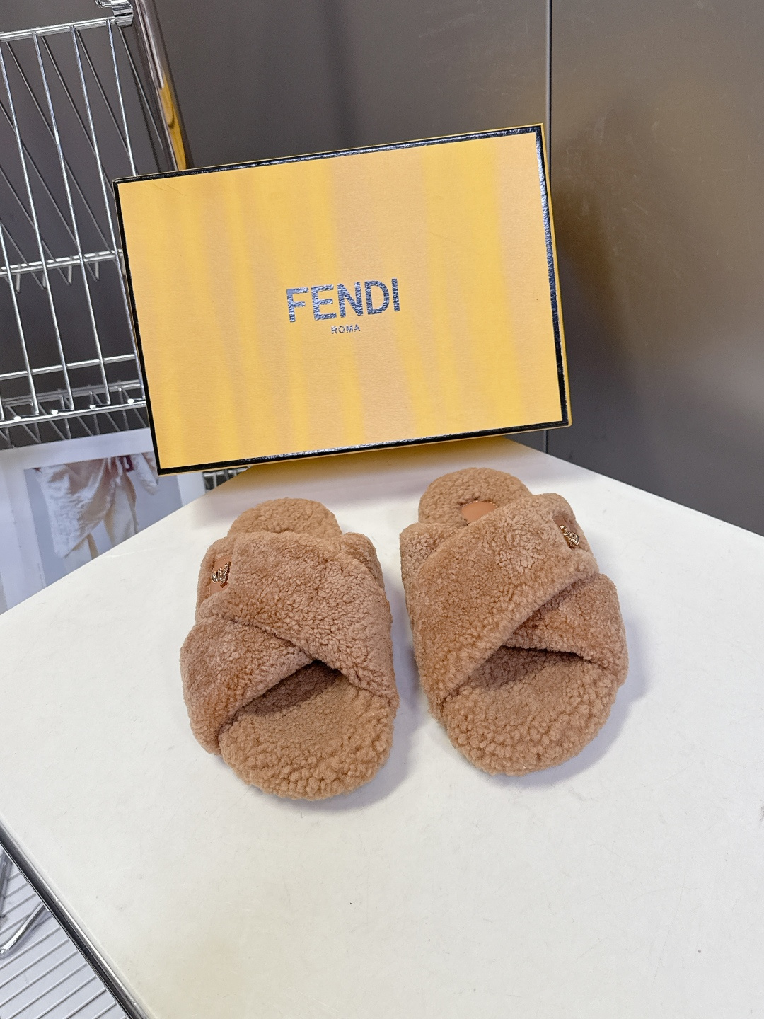 FENDI芬迪秋冬新款毛毛拖 每逢秋冬来临 毛拖是必不可少的单品 不仅足够保暖 还能拥有舒适的触感无论搭