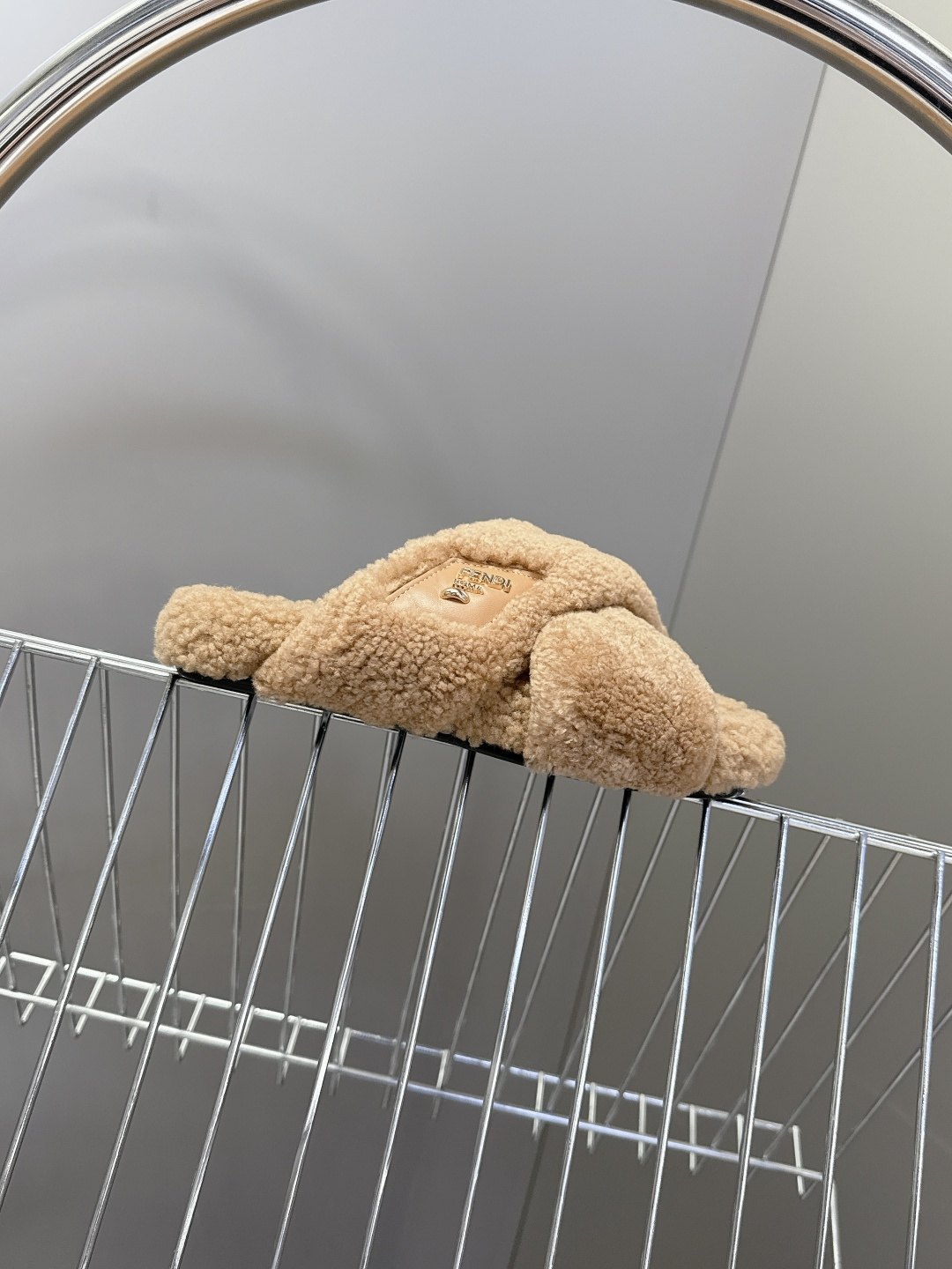 FENDI芬迪秋冬新款毛毛拖 每逢秋冬来临 毛拖是必不可少的单品 不仅足够保暖 还能拥有舒适的触感无论搭