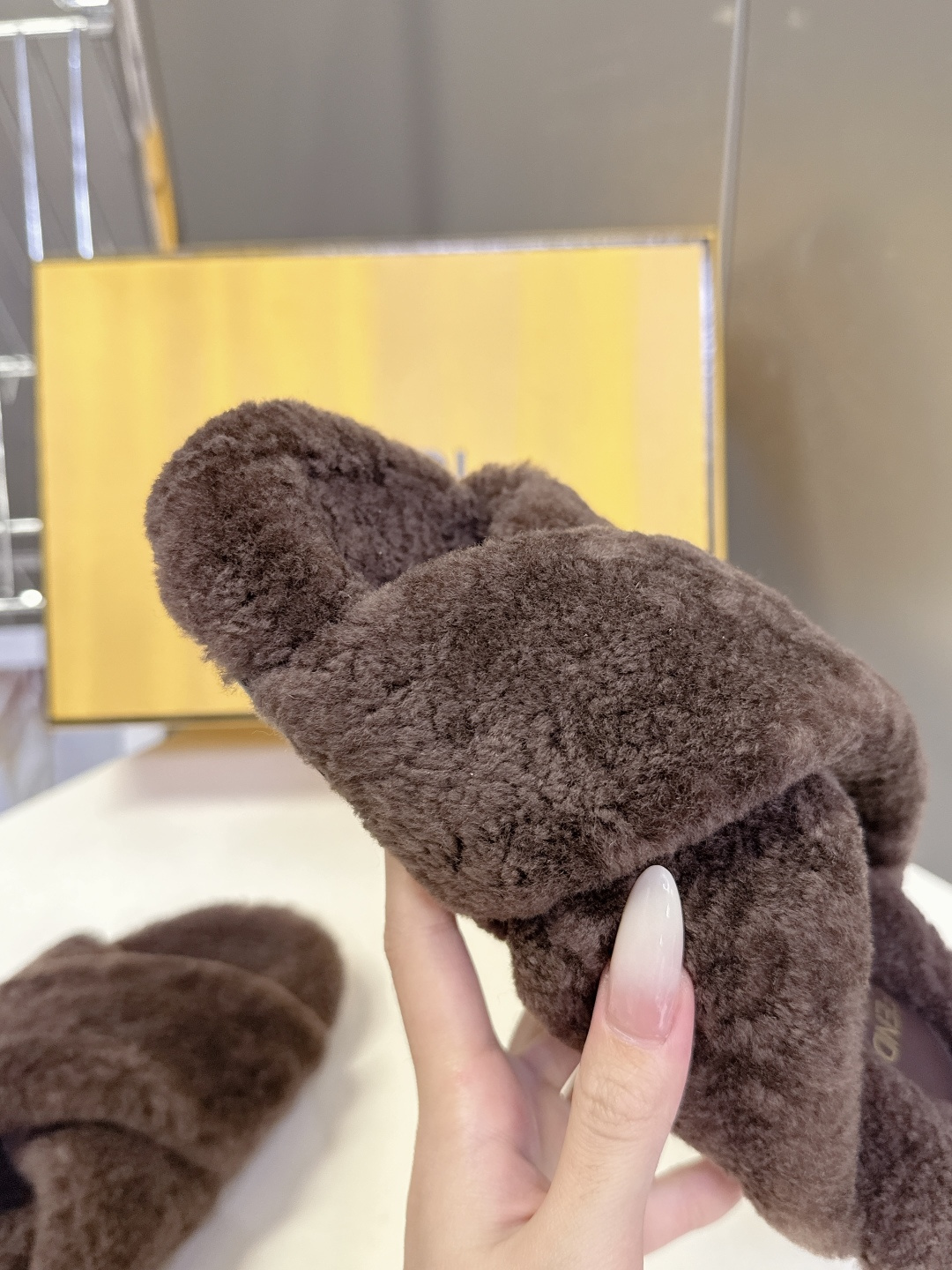 FENDI芬迪秋冬新款毛毛拖 每逢秋冬来临 毛拖是必不可少的单品 不仅足够保暖 还能拥有舒适的触感无论搭