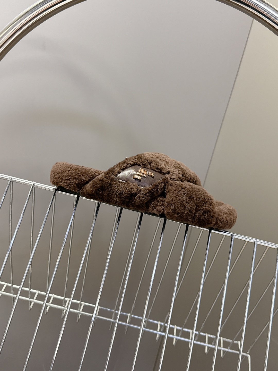 FENDI芬迪秋冬新款毛毛拖 每逢秋冬来临 毛拖是必不可少的单品 不仅足够保暖 还能拥有舒适的触感无论搭