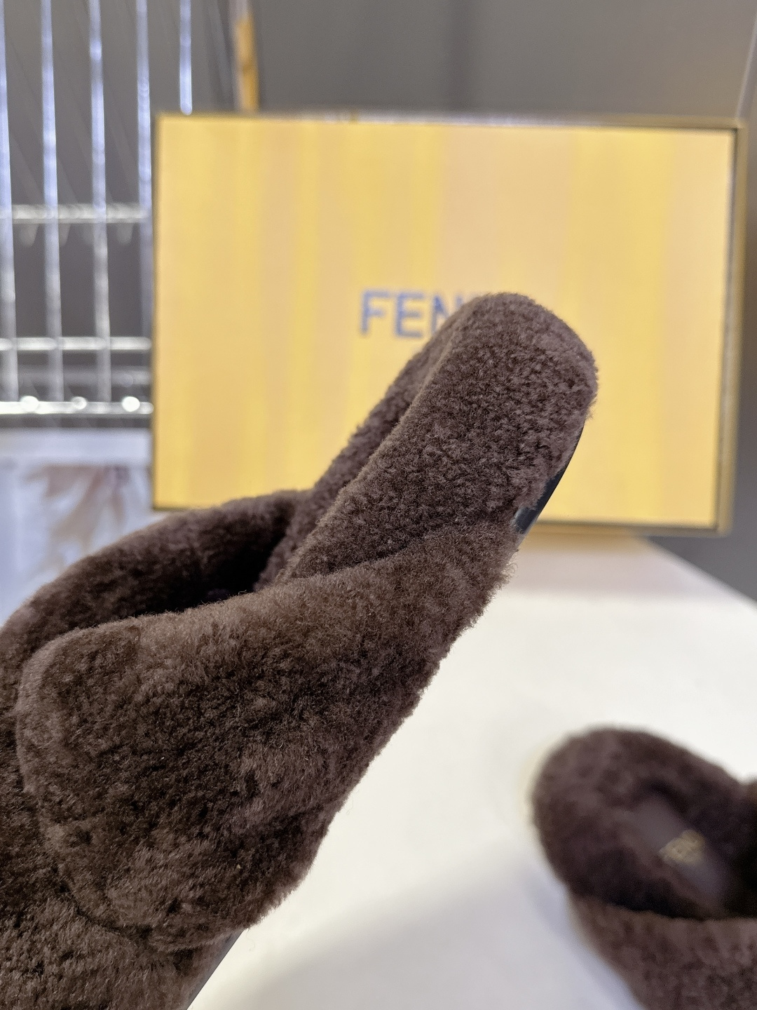 FENDI芬迪秋冬新款毛毛拖 每逢秋冬来临 毛拖是必不可少的单品 不仅足够保暖 还能拥有舒适的触感无论搭