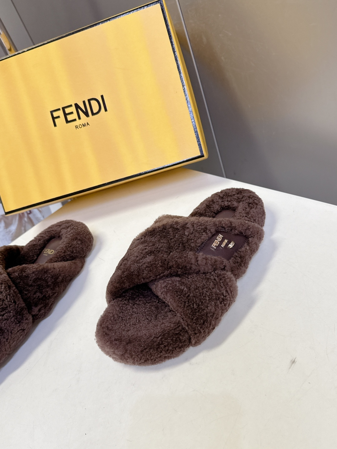 FENDI芬迪秋冬新款毛毛拖 每逢秋冬来临 毛拖是必不可少的单品 不仅足够保暖 还能拥有舒适的触感无论搭