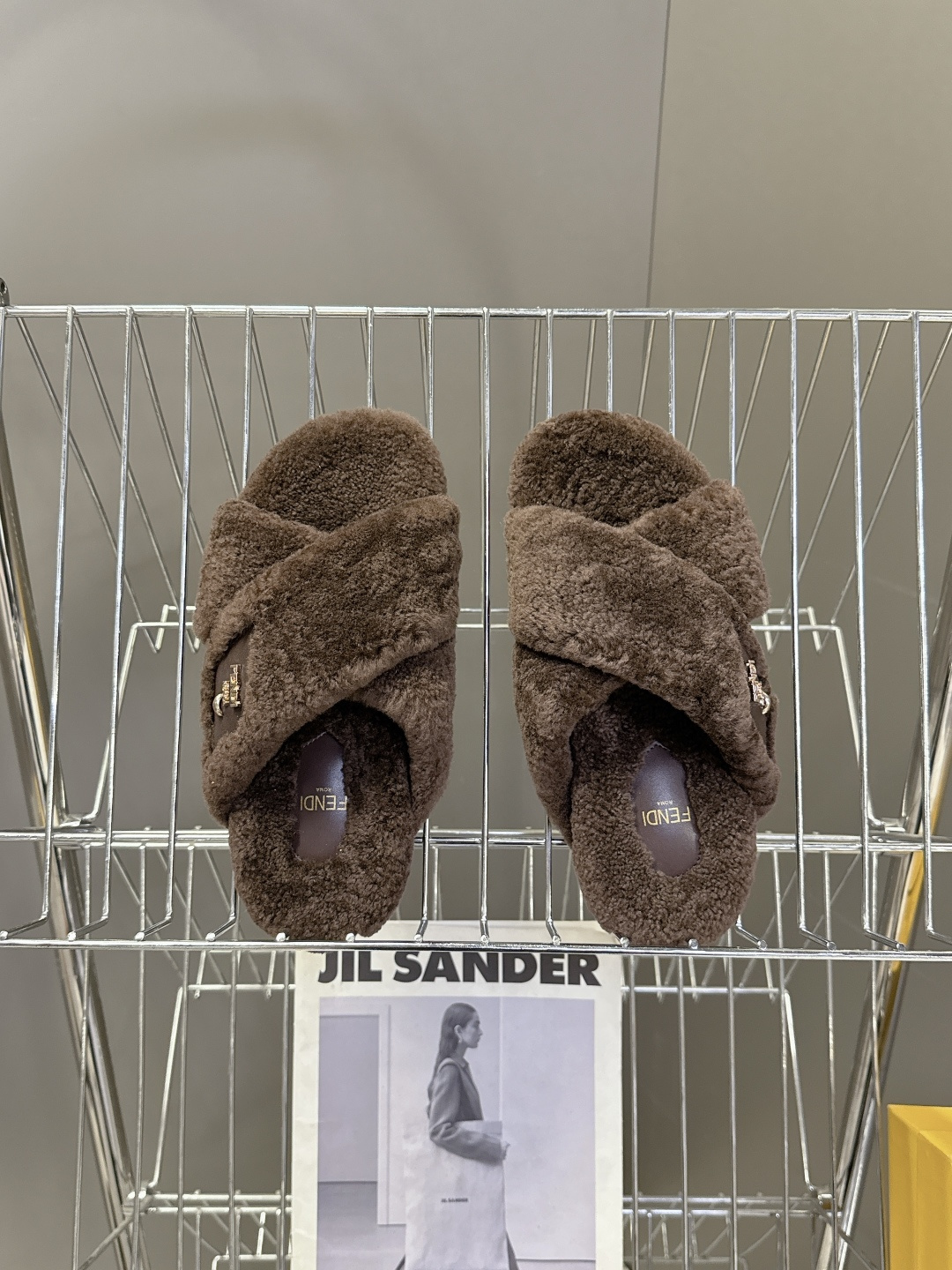 FENDI芬迪秋冬新款毛毛拖 每逢秋冬来临 毛拖是必不可少的单品 不仅足够保暖 还能拥有舒适的触感无论搭