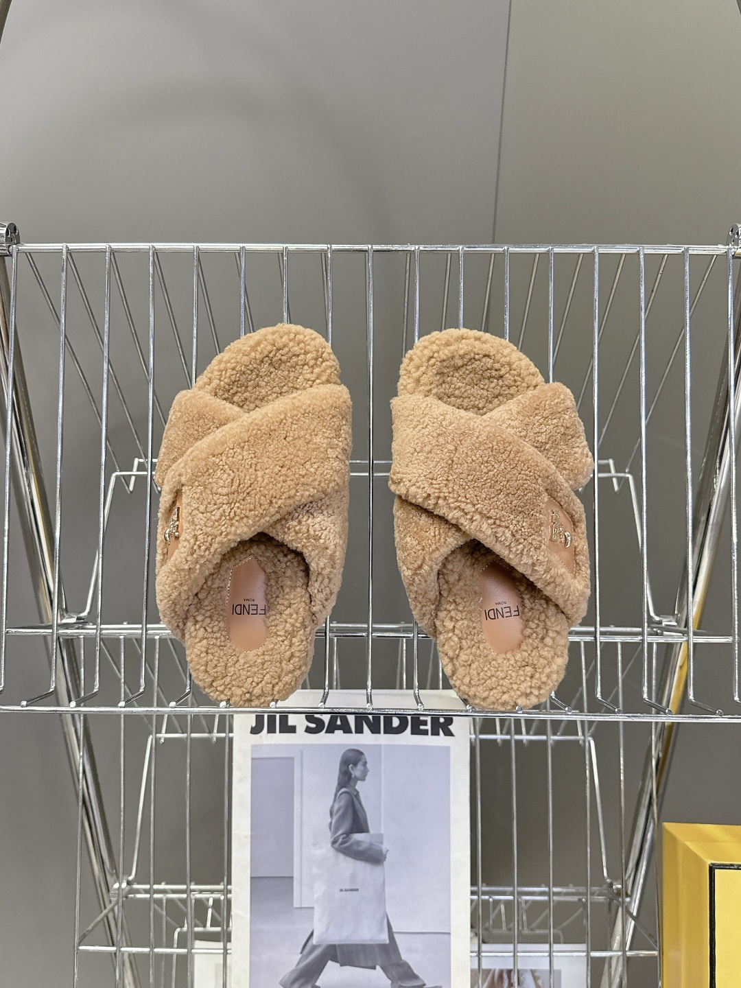 FENDI芬迪秋冬新款毛毛拖 每逢秋冬来临 毛拖是必不可少的单品 不仅足够保暖 还能拥有舒适的触感无论搭