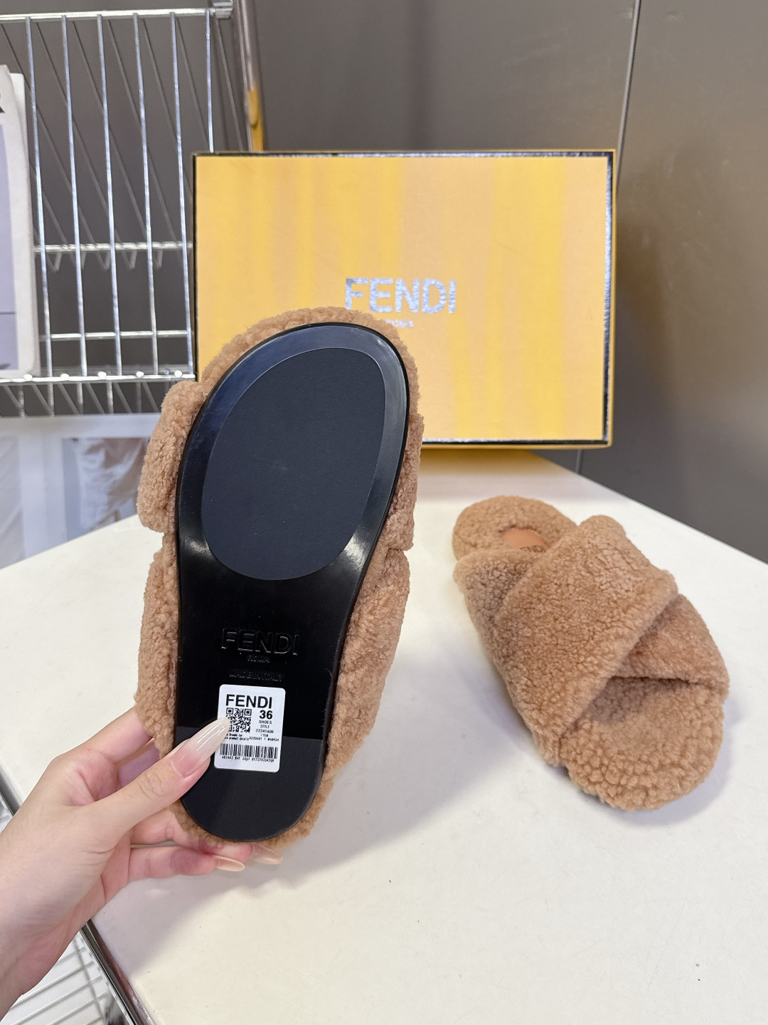 FENDI芬迪秋冬新款毛毛拖 每逢秋冬来临 毛拖是必不可少的单品 不仅足够保暖 还能拥有舒适的触感无论搭