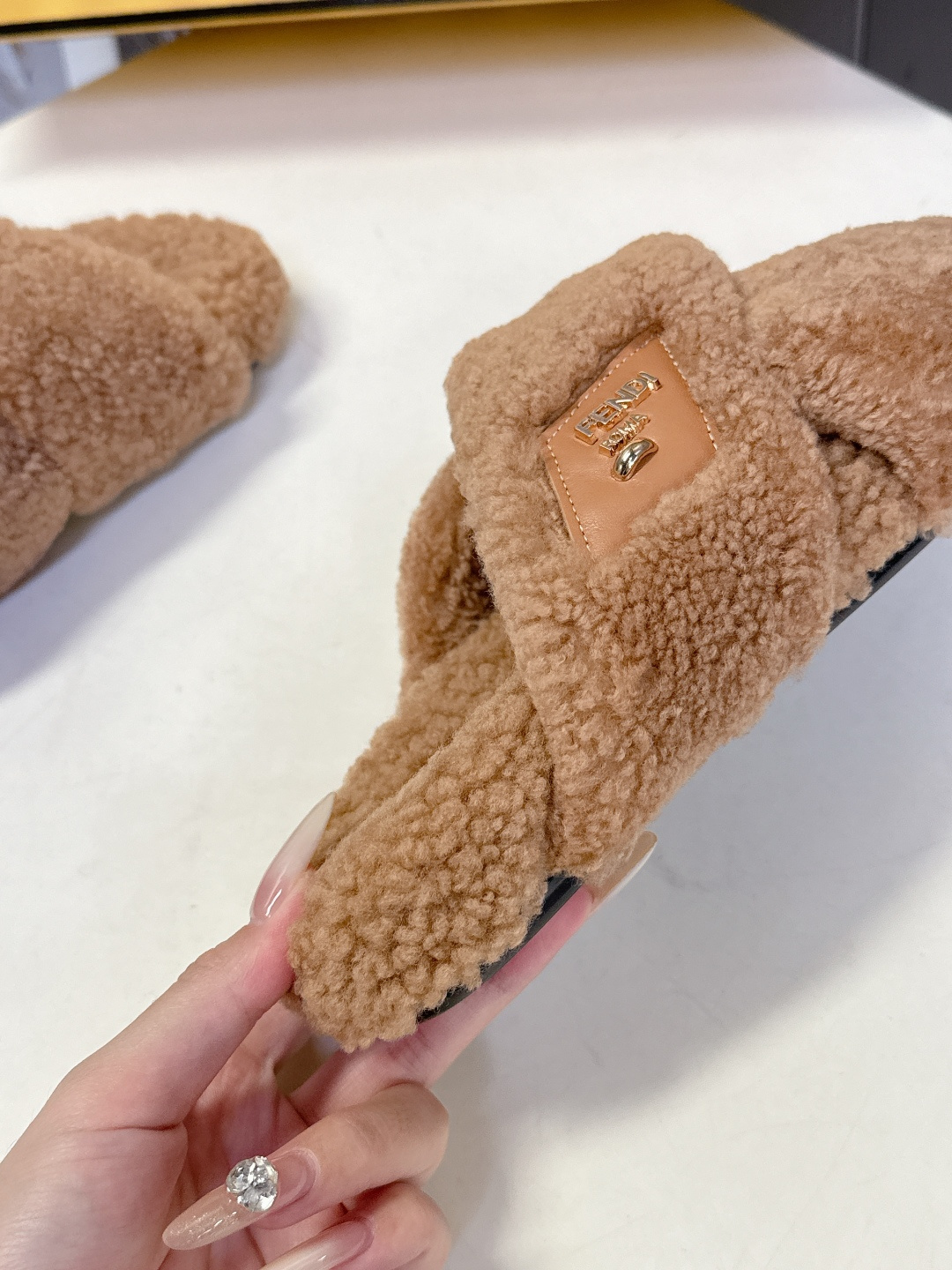 FENDI芬迪秋冬新款毛毛拖 每逢秋冬来临 毛拖是必不可少的单品 不仅足够保暖 还能拥有舒适的触感无论搭
