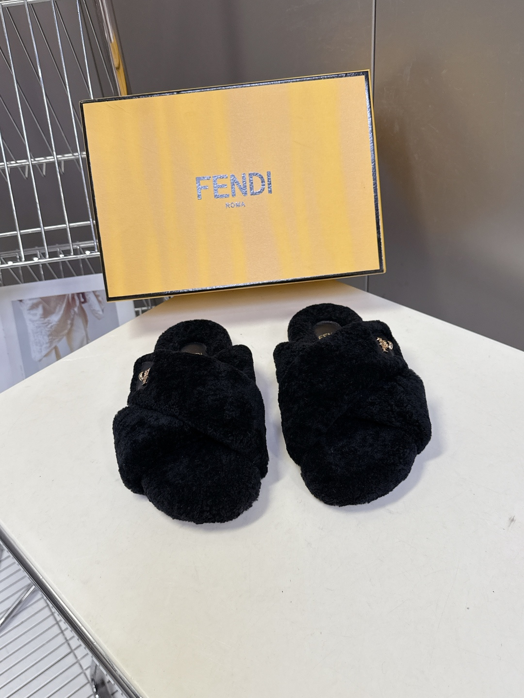 FENDI芬迪秋冬新款毛毛拖 每逢秋冬来临 毛拖是必不可少的单品 不仅足够保暖 还能拥有舒适的触感无论搭