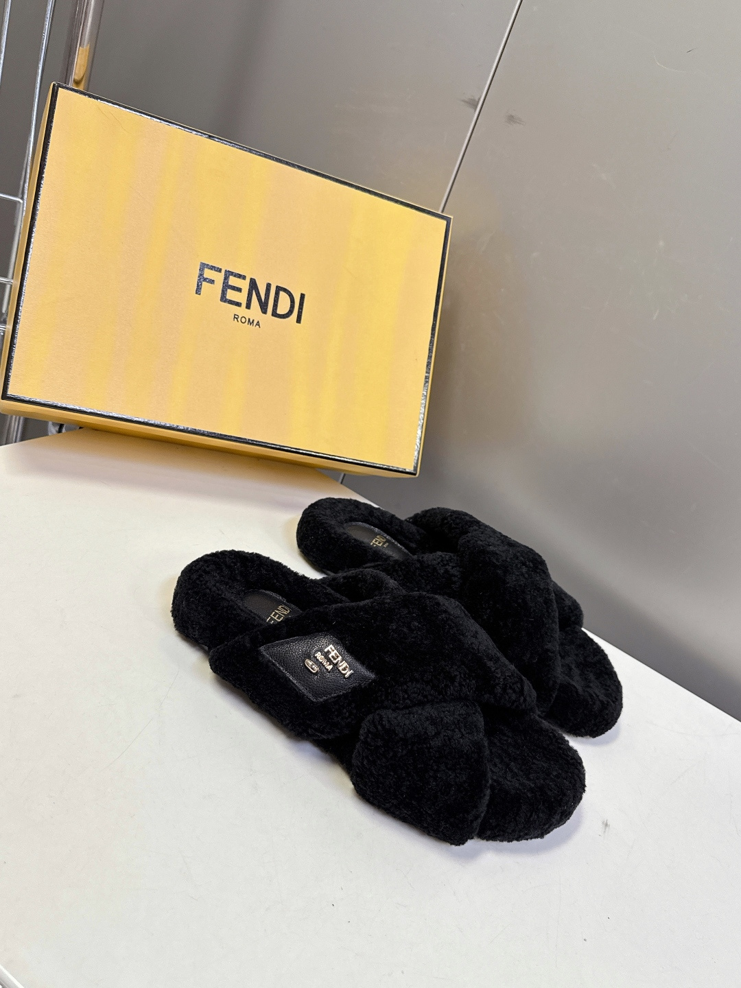 FENDI芬迪秋冬新款毛毛拖 每逢秋冬来临 毛拖是必不可少的单品 不仅足够保暖 还能拥有舒适的触感无论搭