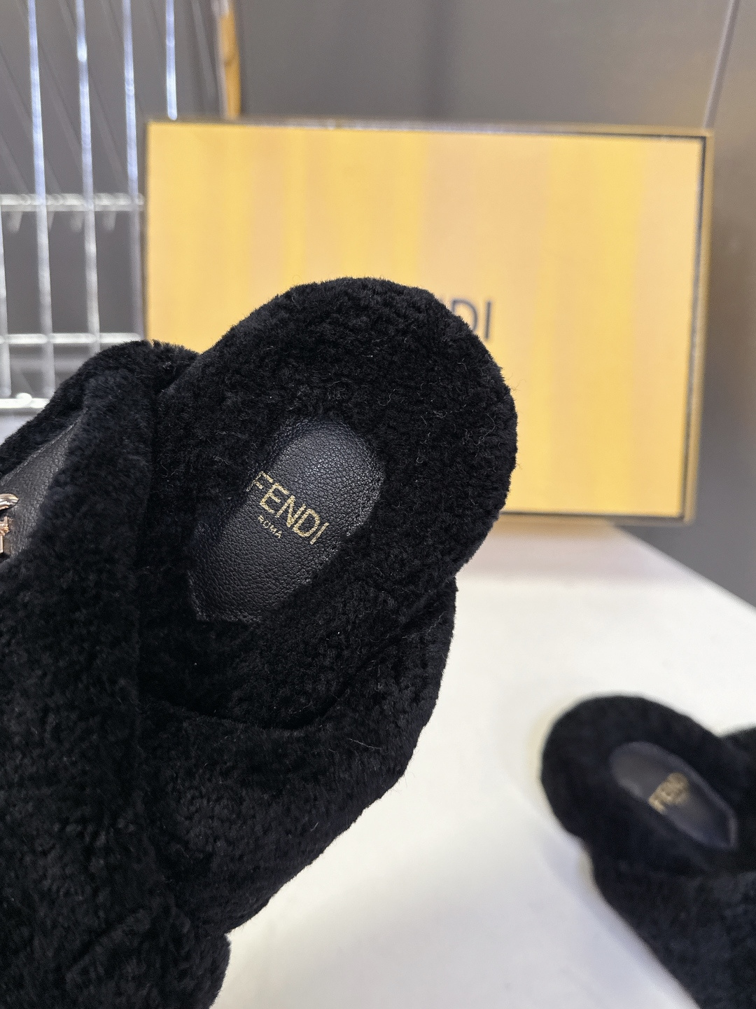 FENDI芬迪秋冬新款毛毛拖 每逢秋冬来临 毛拖是必不可少的单品 不仅足够保暖 还能拥有舒适的触感无论搭