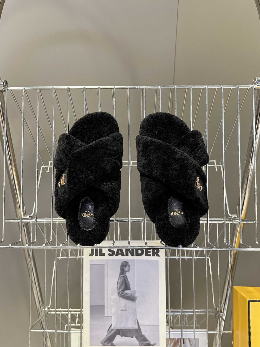 FENDI芬迪秋冬新款毛毛拖 每逢秋冬来临 毛拖是必不可少的单品 不仅足够保暖 还能拥有舒适的触感无论搭