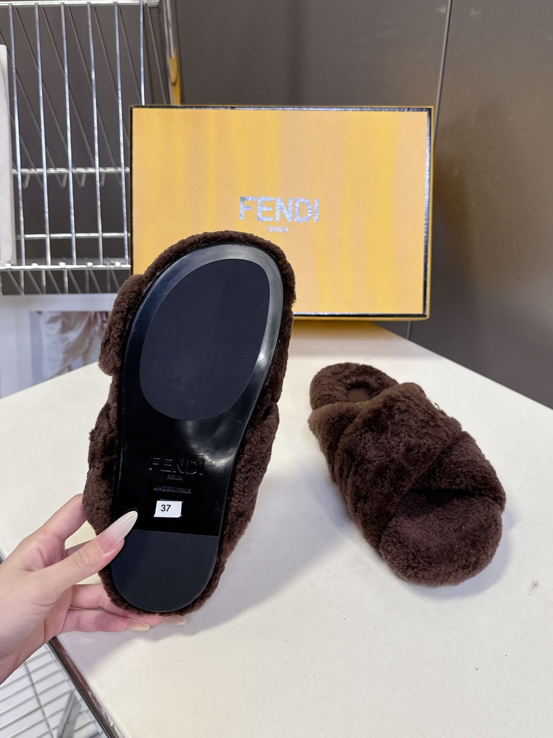 FENDI芬迪秋冬新款毛毛拖 每逢秋冬来临 毛拖是必不可少的单品 不仅足够保暖 还能拥有舒适的触感无论搭