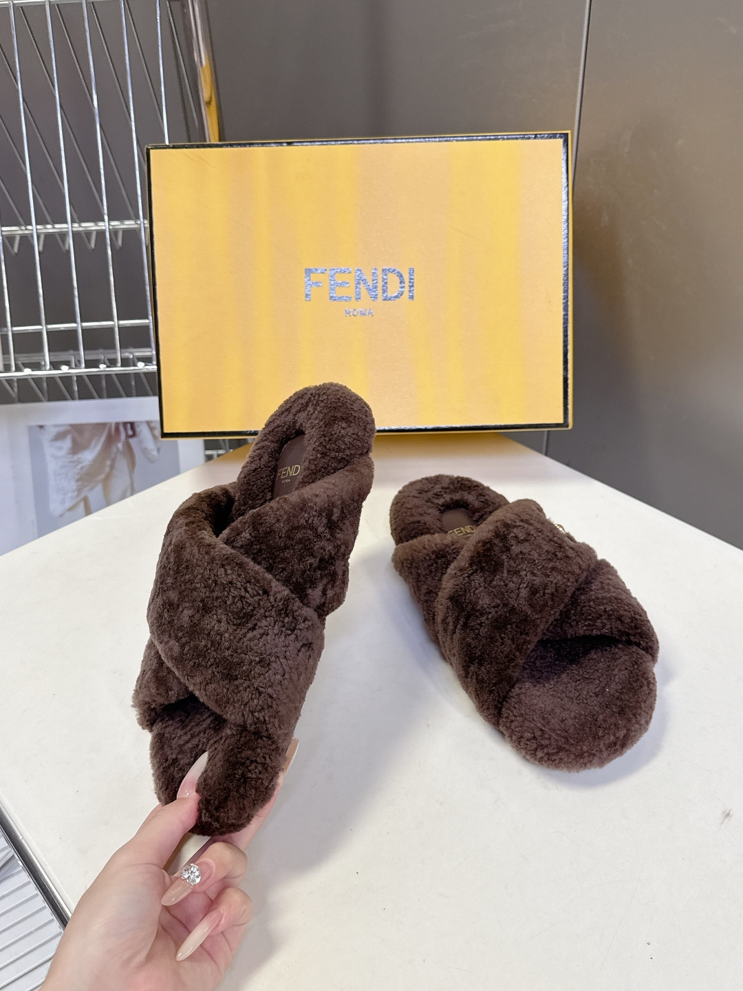 FENDI芬迪秋冬新款毛毛拖 每逢秋冬来临 毛拖是必不可少的单品 不仅足够保暖 还能拥有舒适的触感无论搭