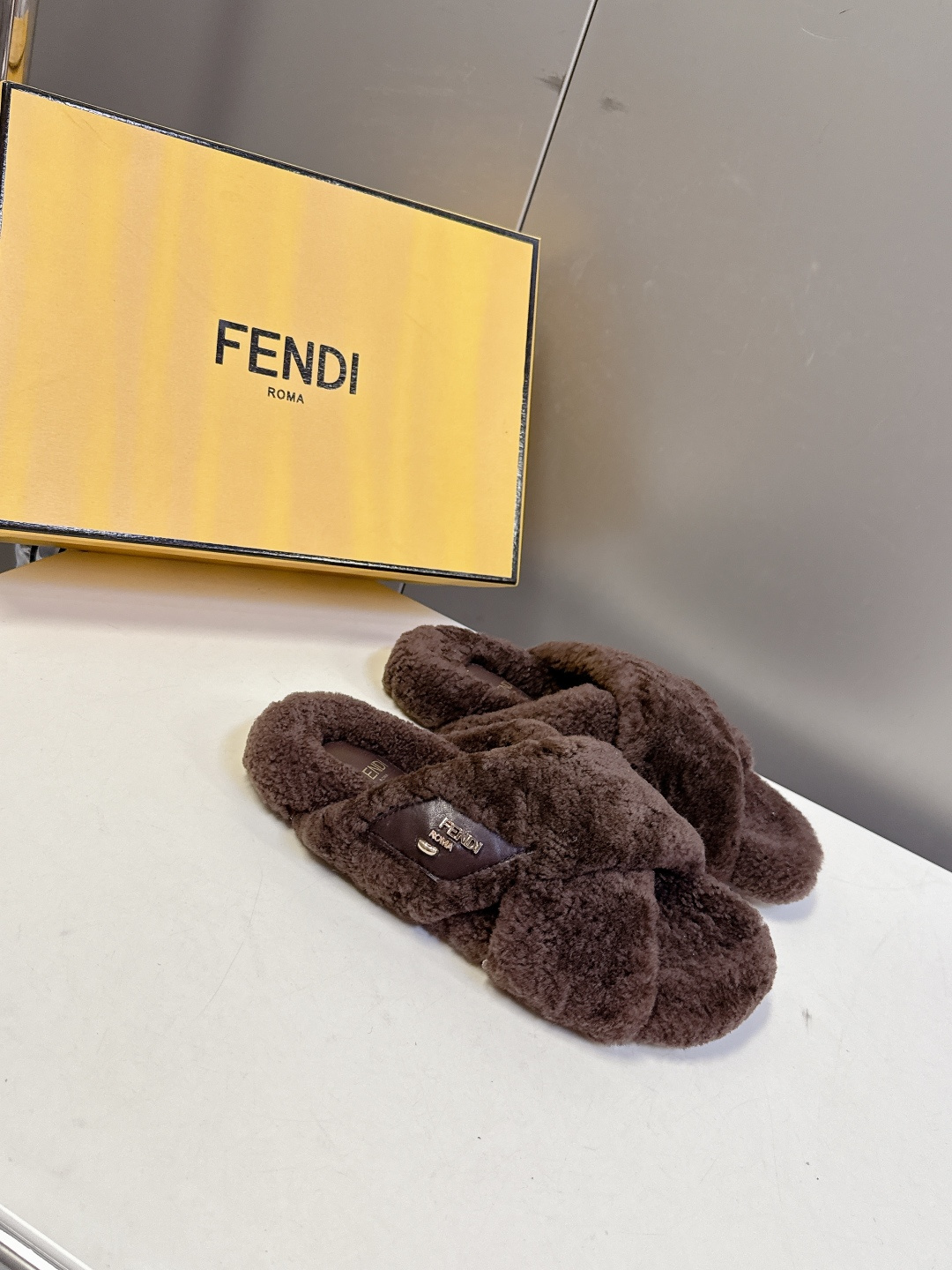 FENDI芬迪秋冬新款毛毛拖 每逢秋冬来临 毛拖是必不可少的单品 不仅足够保暖 还能拥有舒适的触感无论搭