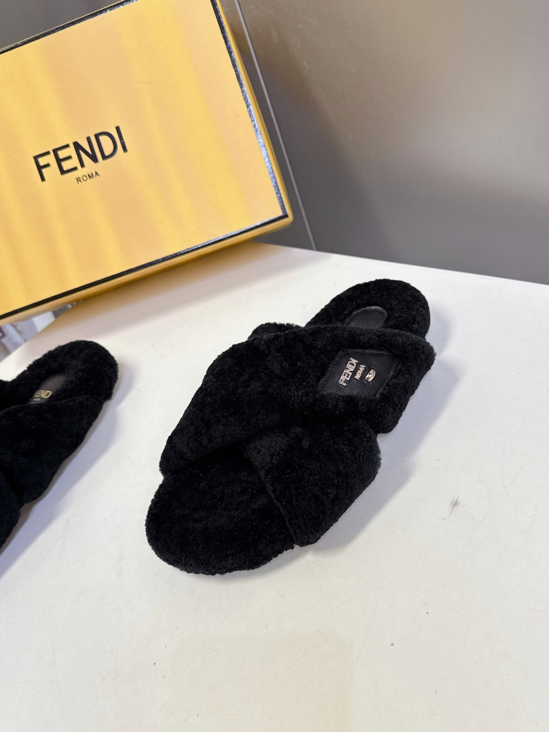 FENDI芬迪秋冬新款毛毛拖 每逢秋冬来临 毛拖是必不可少的单品 不仅足够保暖 还能拥有舒适的触感无论搭