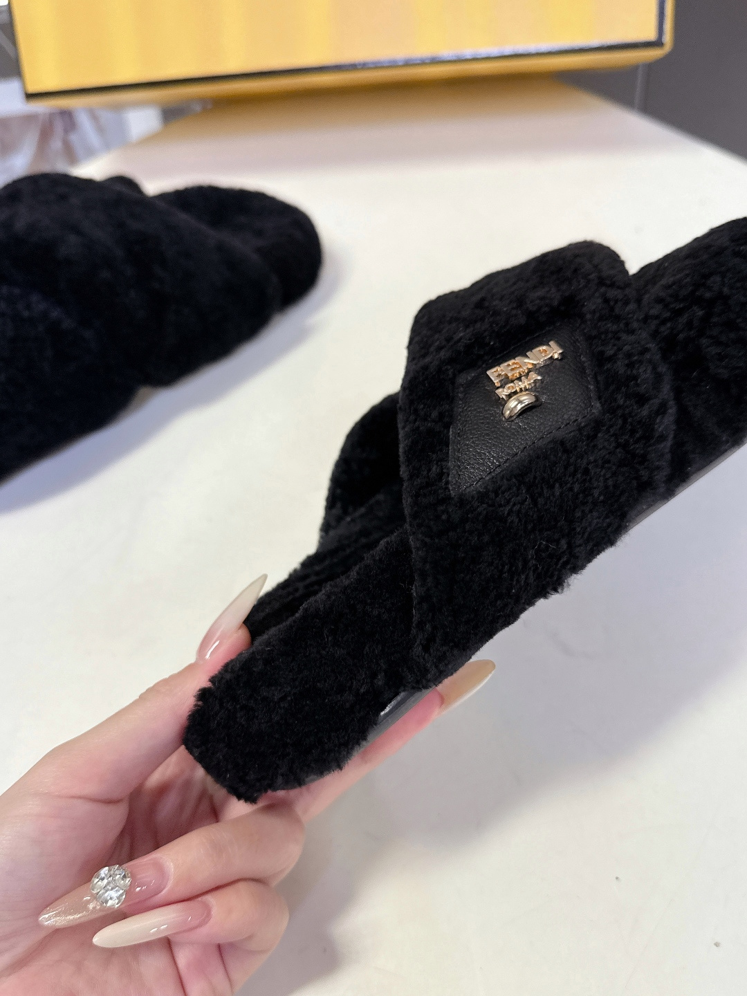 FENDI芬迪秋冬新款毛毛拖 每逢秋冬来临 毛拖是必不可少的单品 不仅足够保暖 还能拥有舒适的触感无论搭