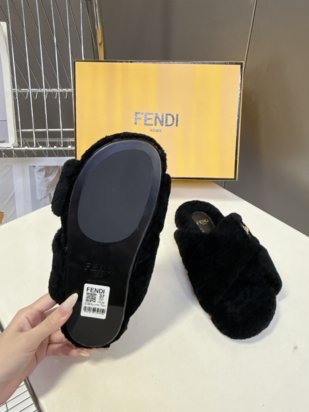 FENDI芬迪秋冬新款毛毛拖 每逢秋冬来临 毛拖是必不可少的单品 不仅足够保暖 还能拥有舒适的触感无论搭