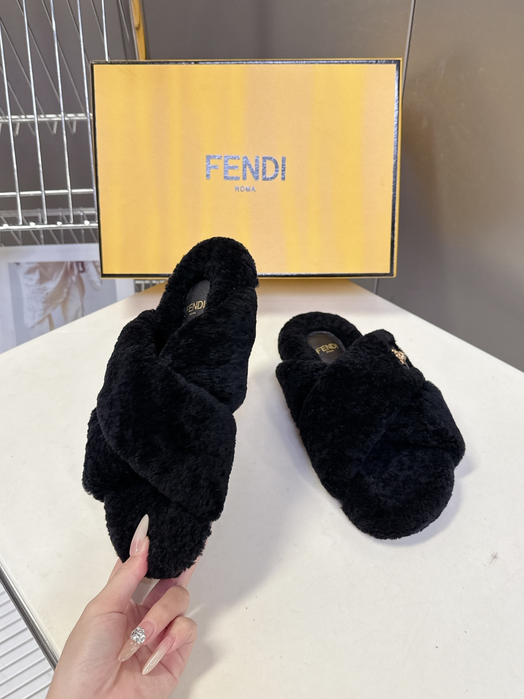 FENDI芬迪秋冬新款毛毛拖 每逢秋冬来临 毛拖是必不可少的单品 不仅足够保暖 还能拥有舒适的触感无论搭