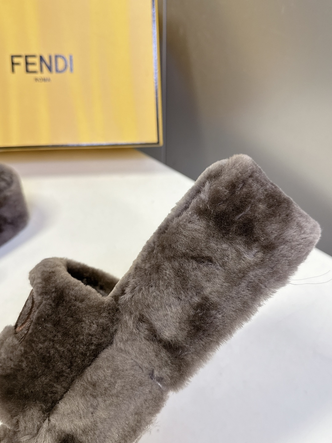 FENDI芬迪秋冬新款厚底毛毛拖 每逢秋冬来临 毛拖是必不可少的单品 不仅足够保暖 还能拥有舒适的触感无