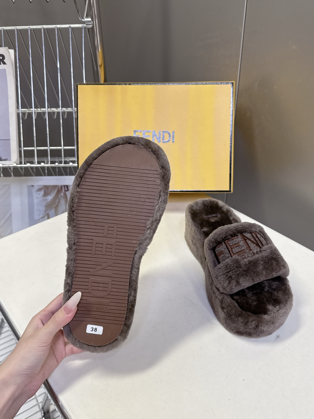 FENDI芬迪秋冬新款厚底毛毛拖 每逢秋冬来临 毛拖是必不可少的单品 不仅足够保暖 还能拥有舒适的触感无