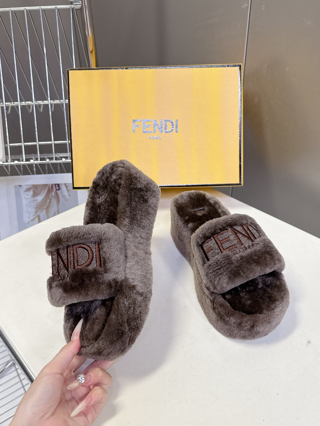 FENDI芬迪秋冬新款厚底毛毛拖 每逢秋冬来临 毛拖是必不可少的单品 不仅足够保暖 还能拥有舒适的触感无