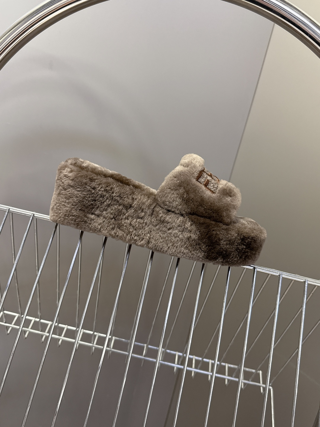 FENDI芬迪秋冬新款厚底毛毛拖 每逢秋冬来临 毛拖是必不可少的单品 不仅足够保暖 还能拥有舒适的触感无