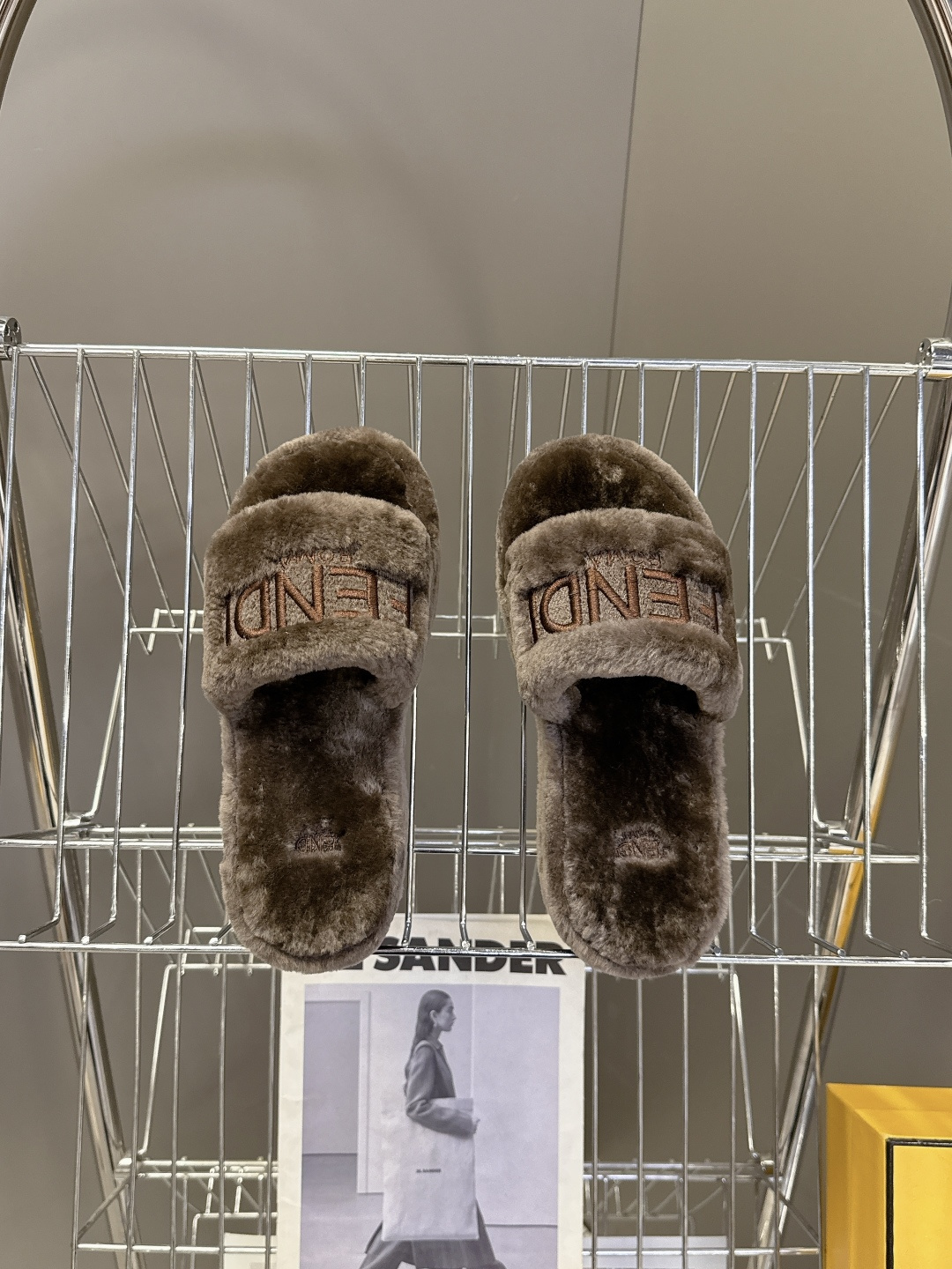 FENDI芬迪秋冬新款厚底毛毛拖 每逢秋冬来临 毛拖是必不可少的单品 不仅足够保暖 还能拥有舒适的触感无