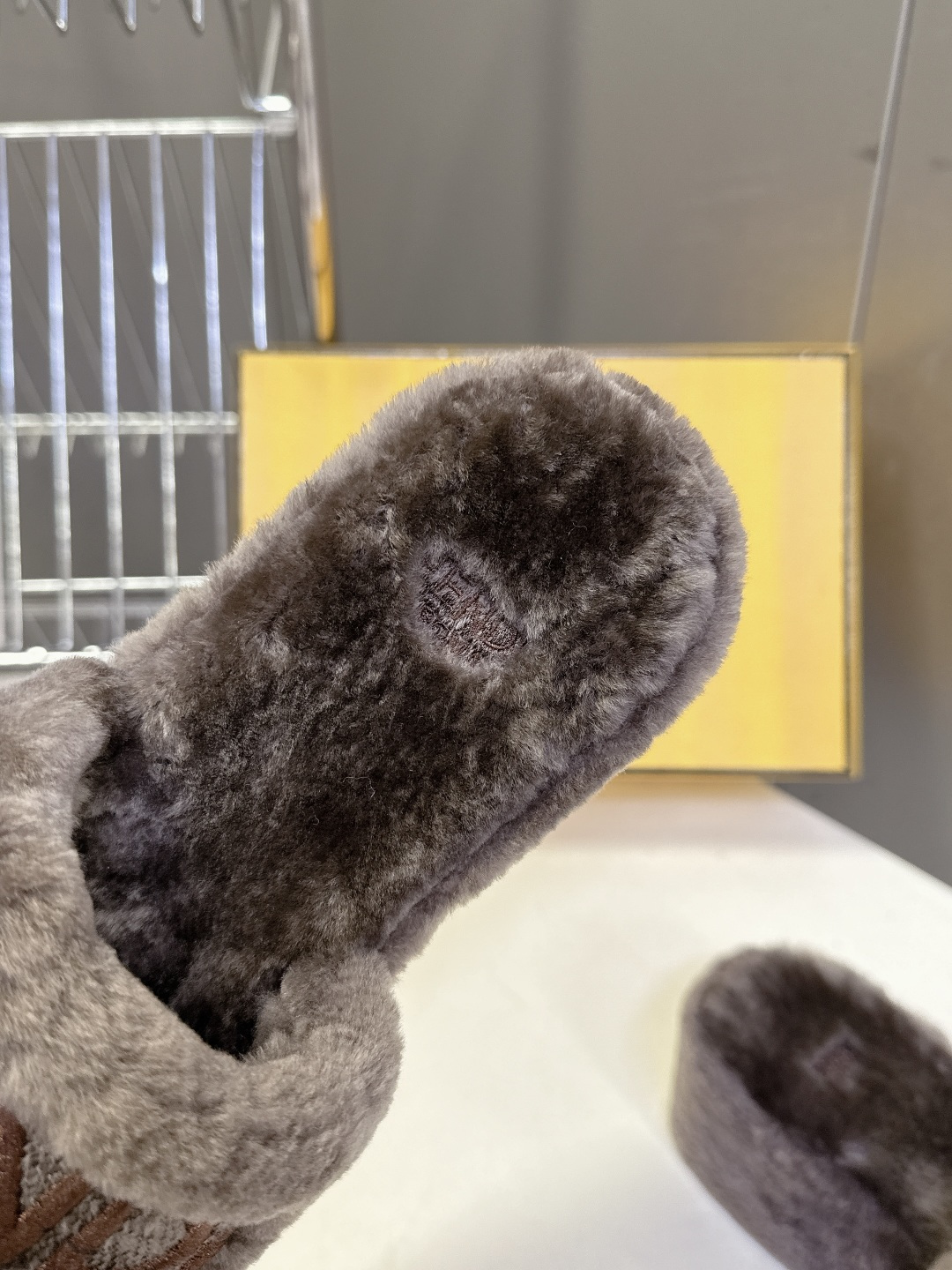 FENDI芬迪秋冬新款厚底毛毛拖 每逢秋冬来临 毛拖是必不可少的单品 不仅足够保暖 还能拥有舒适的触感无