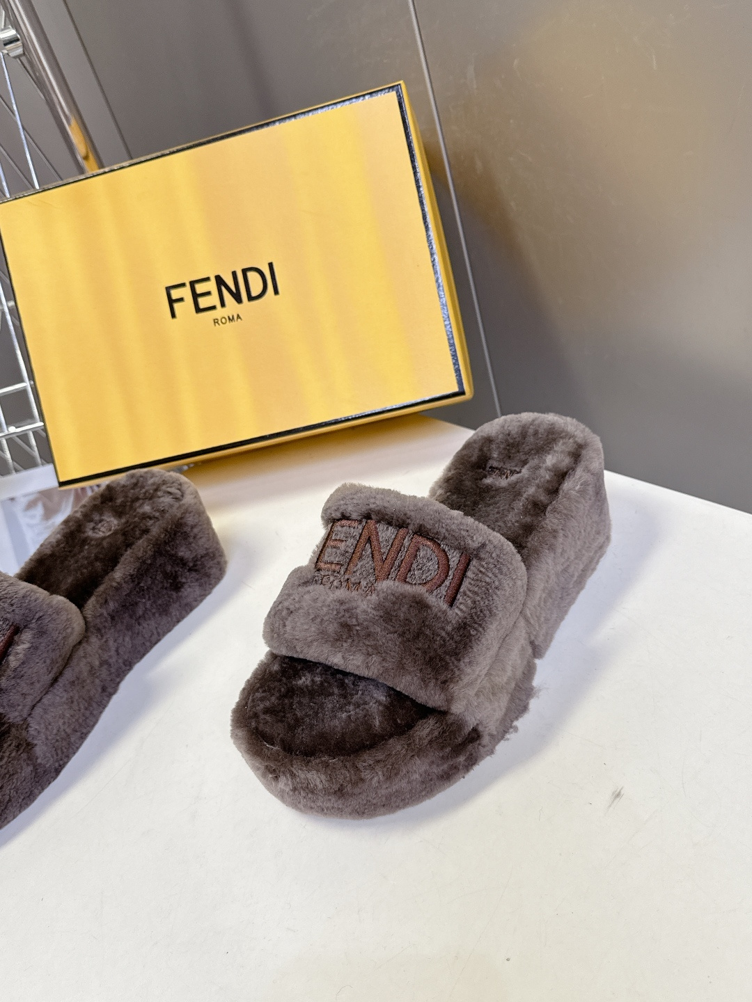 FENDI芬迪秋冬新款厚底毛毛拖 每逢秋冬来临 毛拖是必不可少的单品 不仅足够保暖 还能拥有舒适的触感无