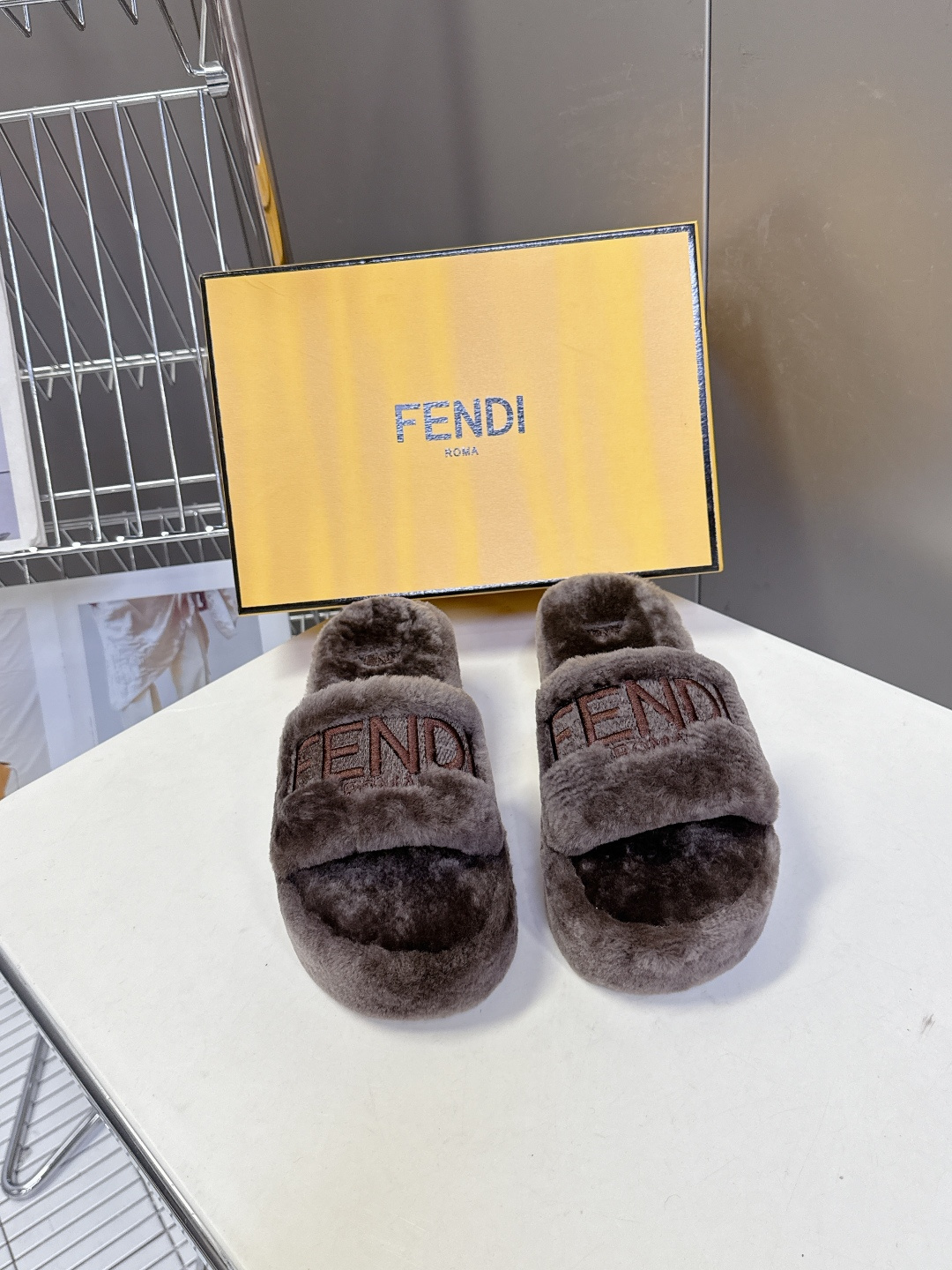 FENDI芬迪秋冬新款厚底毛毛拖 每逢秋冬来临 毛拖是必不可少的单品 不仅足够保暖 还能拥有舒适的触感无