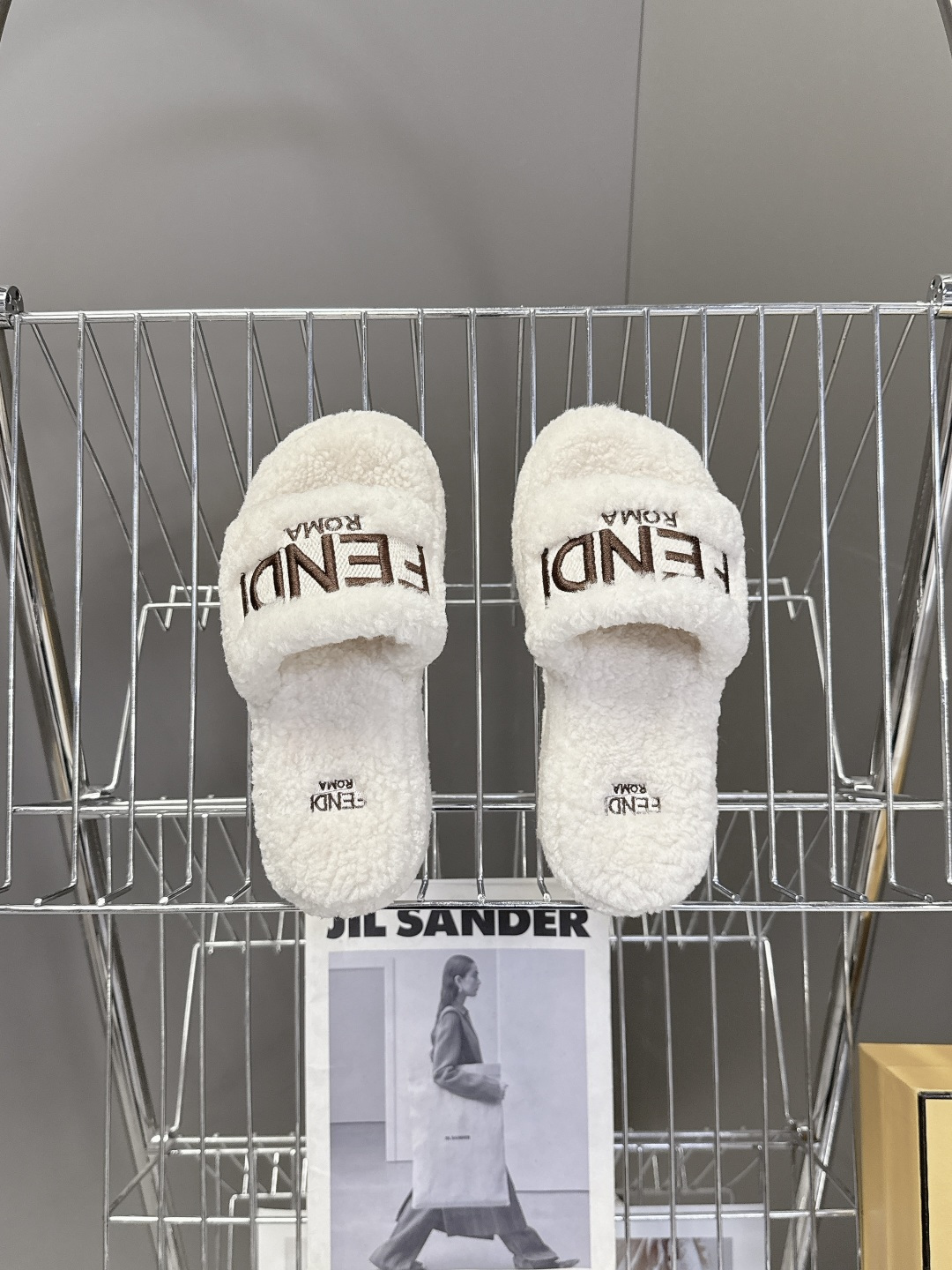 FENDI芬迪秋冬新款厚底毛毛拖 每逢秋冬来临 毛拖是必不可少的单品 不仅足够保暖 还能拥有舒适的触感无