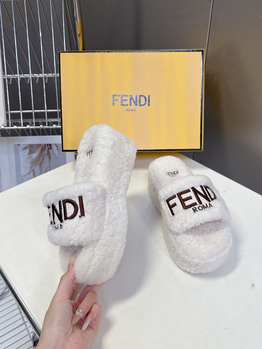 FENDI芬迪秋冬新款厚底毛毛拖 每逢秋冬来临 毛拖是必不可少的单品 不仅足够保暖 还能拥有舒适的触感无