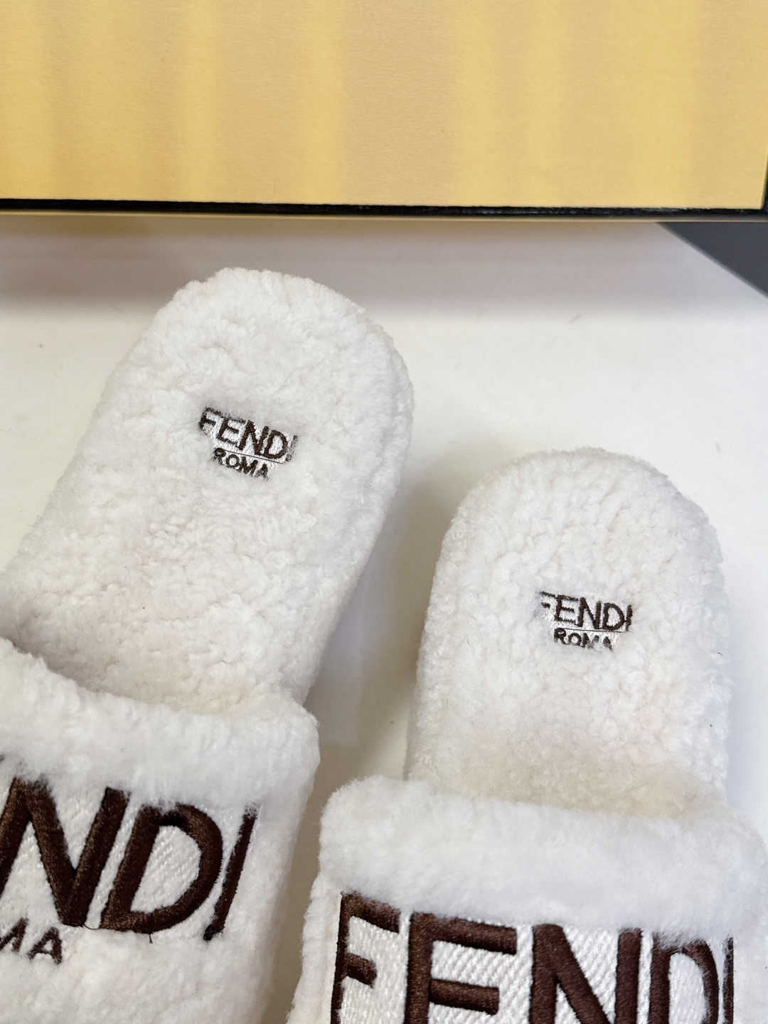 FENDI芬迪秋冬新款厚底毛毛拖 每逢秋冬来临 毛拖是必不可少的单品 不仅足够保暖 还能拥有舒适的触感无