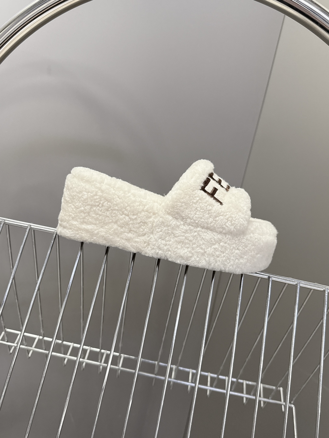 FENDI芬迪秋冬新款厚底毛毛拖 每逢秋冬来临 毛拖是必不可少的单品 不仅足够保暖 还能拥有舒适的触感无