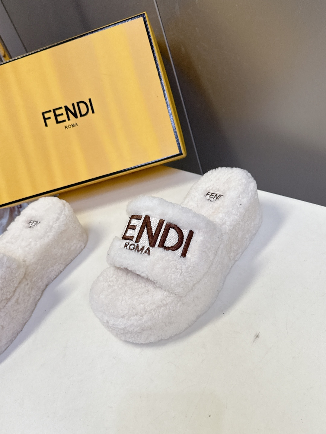 FENDI芬迪秋冬新款厚底毛毛拖 每逢秋冬来临 毛拖是必不可少的单品 不仅足够保暖 还能拥有舒适的触感无