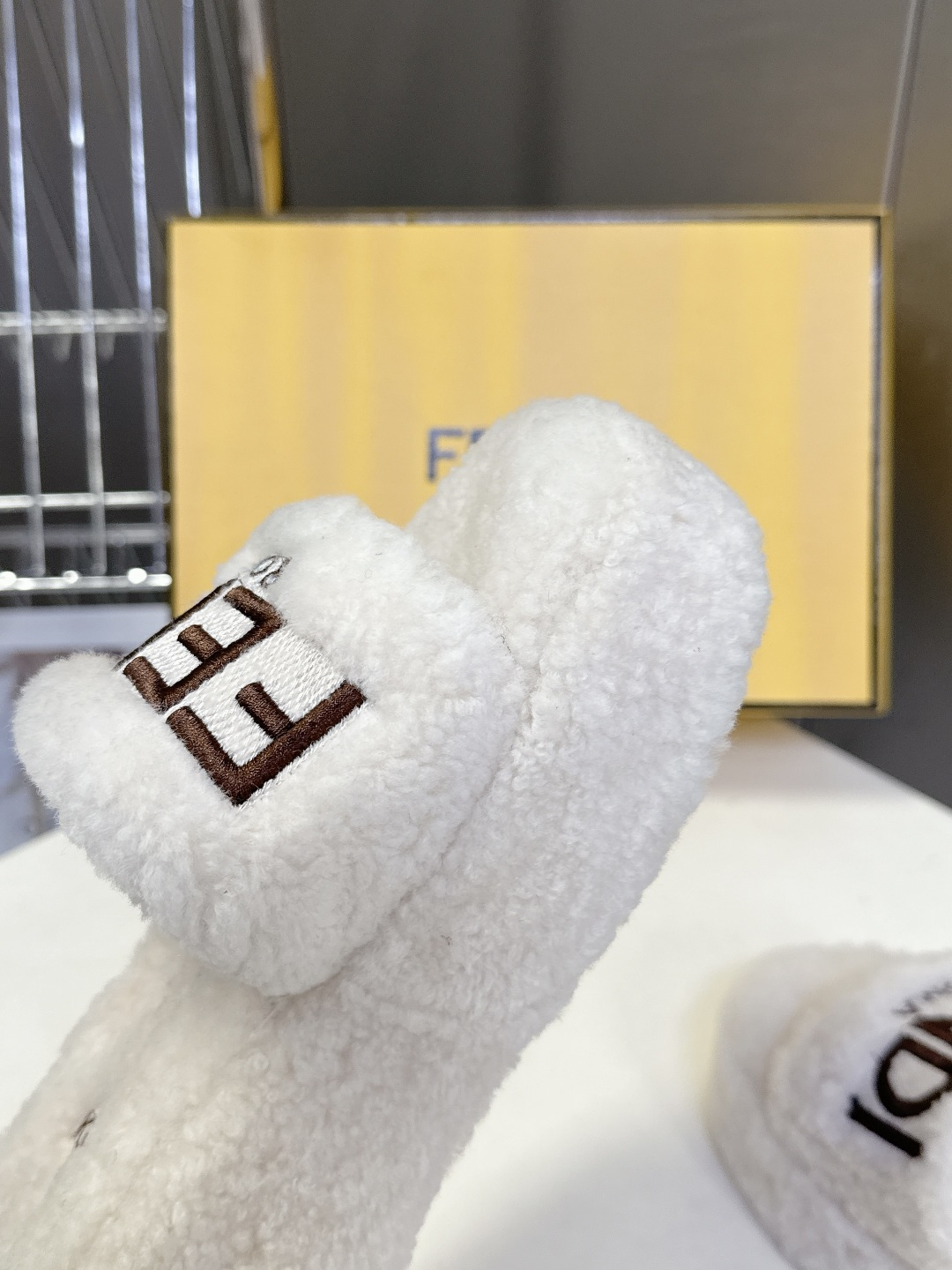 FENDI芬迪秋冬新款厚底毛毛拖 每逢秋冬来临 毛拖是必不可少的单品 不仅足够保暖 还能拥有舒适的触感无