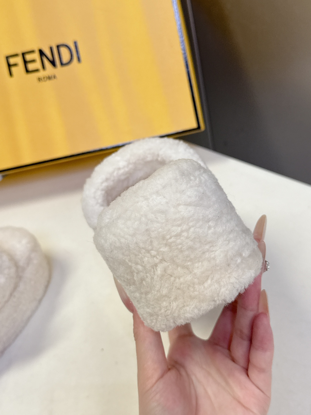 FENDI芬迪秋冬新款厚底毛毛拖 每逢秋冬来临 毛拖是必不可少的单品 不仅足够保暖 还能拥有舒适的触感无