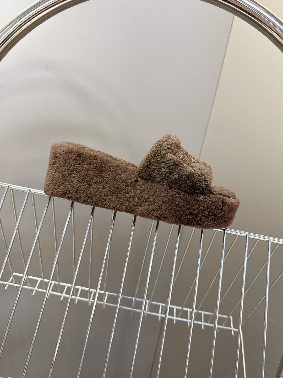 FENDI芬迪秋冬新款厚底毛毛拖 每逢秋冬来临 毛拖是必不可少的单品 不仅足够保暖 还能拥有舒适的触感无