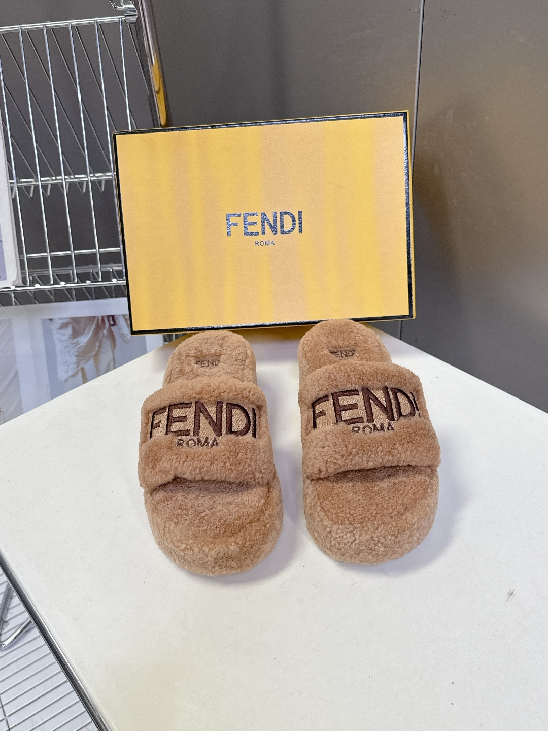 FENDI芬迪秋冬新款厚底毛毛拖 每逢秋冬来临 毛拖是必不可少的单品 不仅足够保暖 还能拥有舒适的触感无