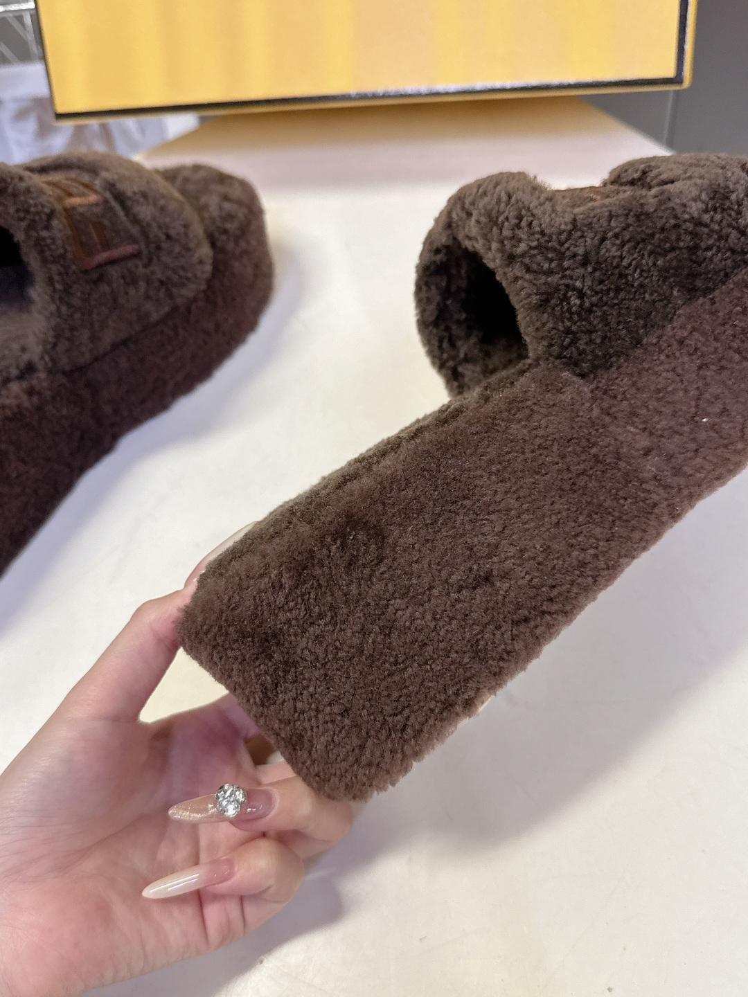 FENDI芬迪秋冬新款厚底毛毛拖 每逢秋冬来临 毛拖是必不可少的单品 不仅足够保暖 还能拥有舒适的触感无