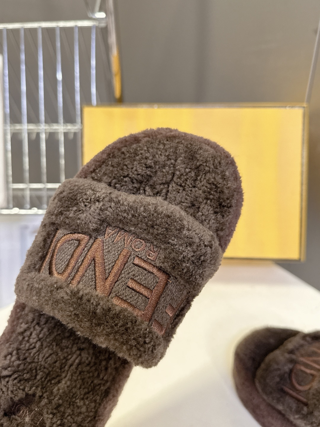 FENDI芬迪秋冬新款厚底毛毛拖 每逢秋冬来临 毛拖是必不可少的单品 不仅足够保暖 还能拥有舒适的触感无