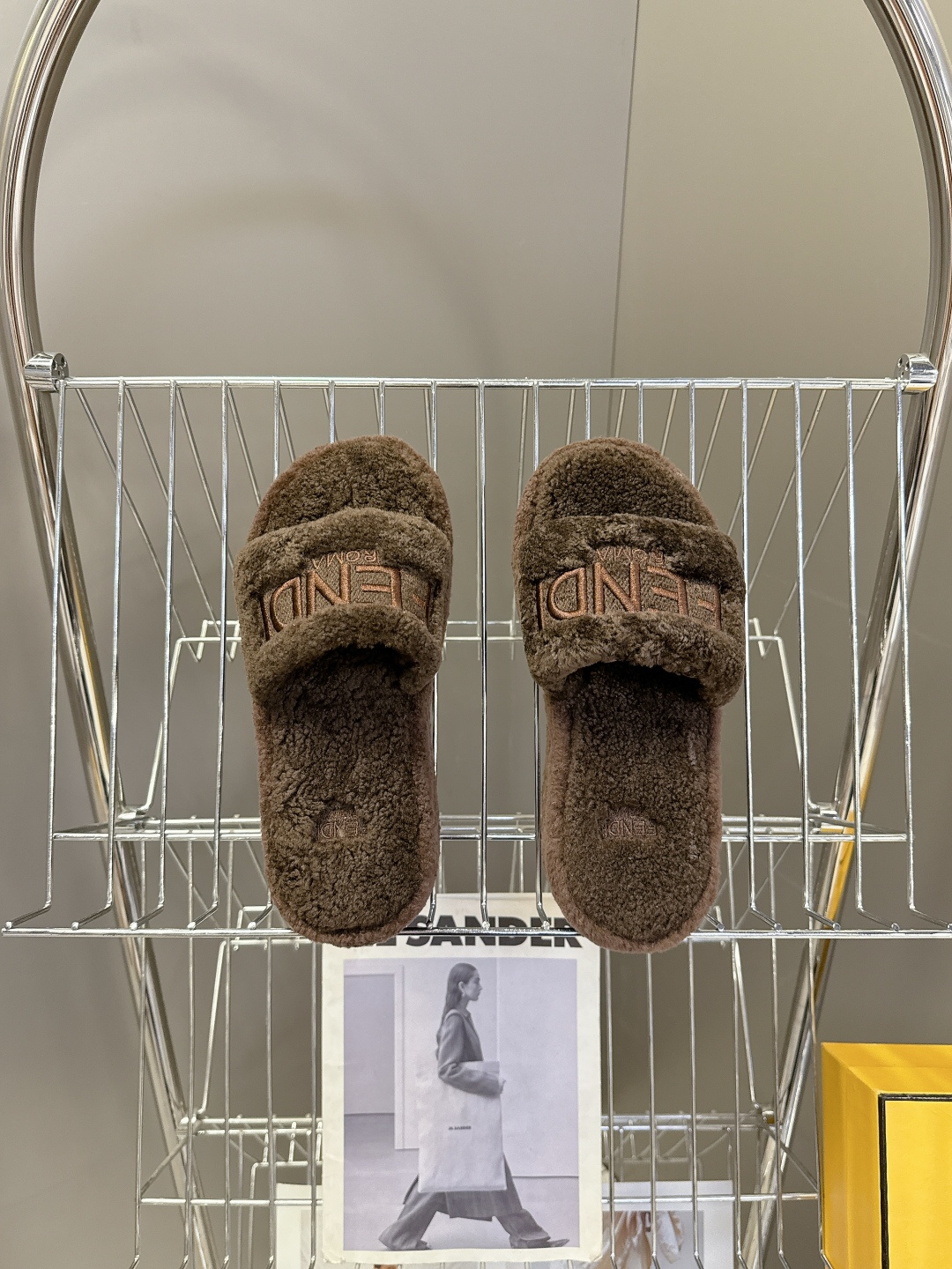 FENDI芬迪秋冬新款厚底毛毛拖 每逢秋冬来临 毛拖是必不可少的单品 不仅足够保暖 还能拥有舒适的触感无