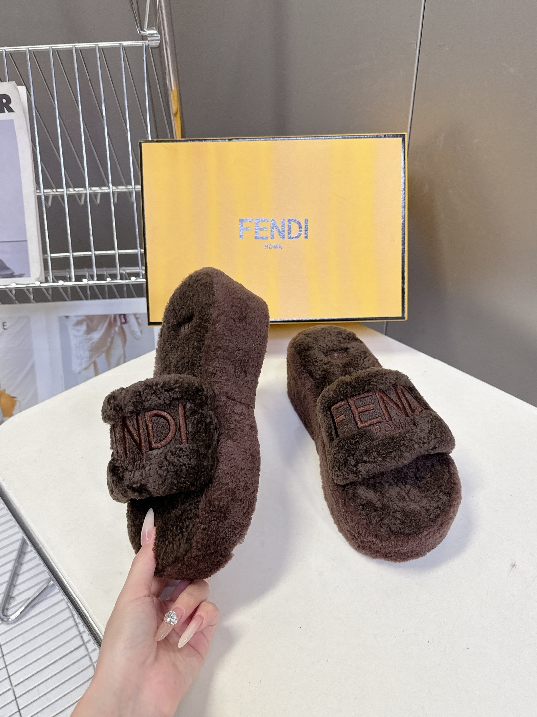 FENDI芬迪秋冬新款厚底毛毛拖 每逢秋冬来临 毛拖是必不可少的单品 不仅足够保暖 还能拥有舒适的触感无