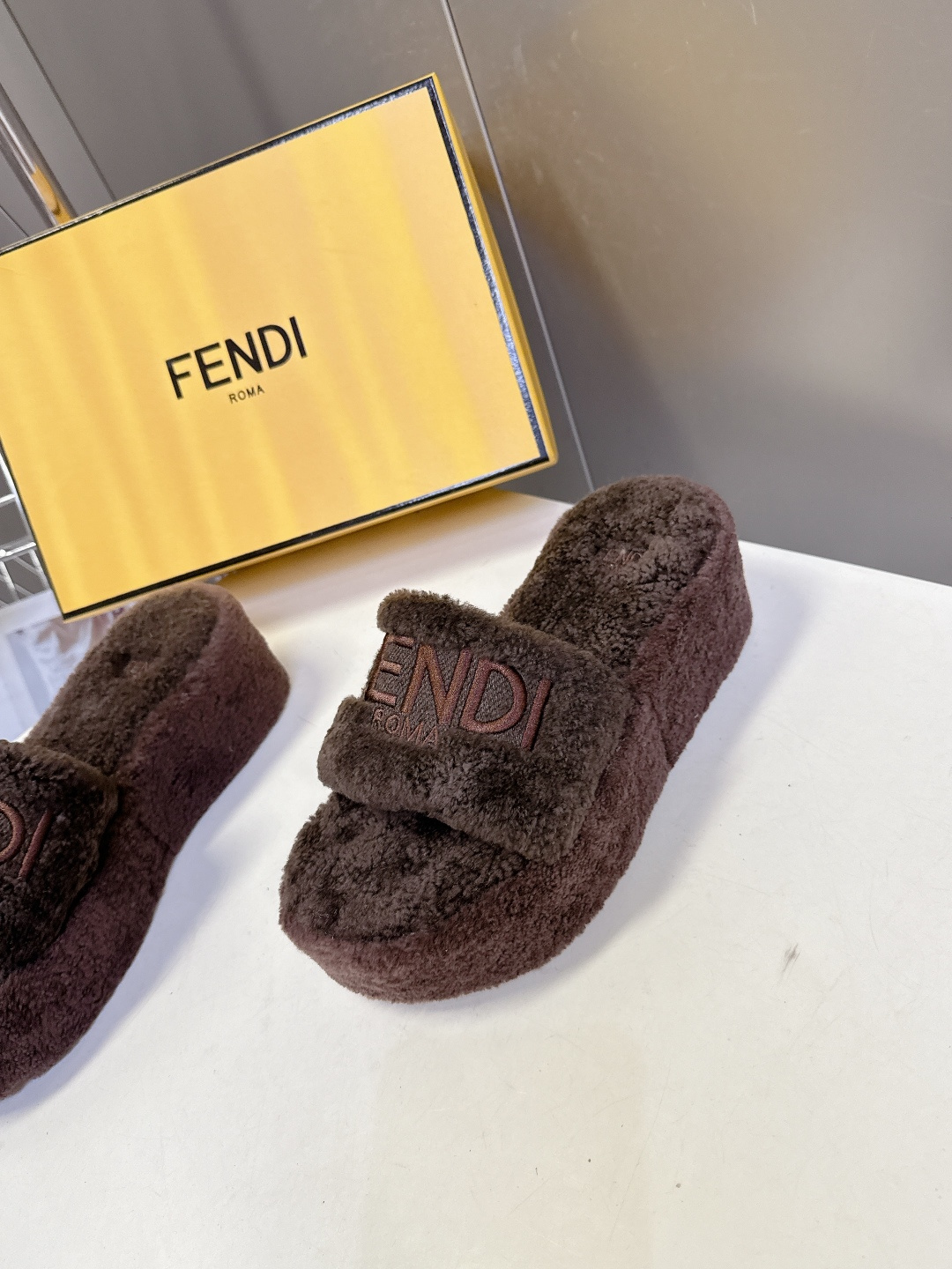 FENDI芬迪秋冬新款厚底毛毛拖 每逢秋冬来临 毛拖是必不可少的单品 不仅足够保暖 还能拥有舒适的触感无