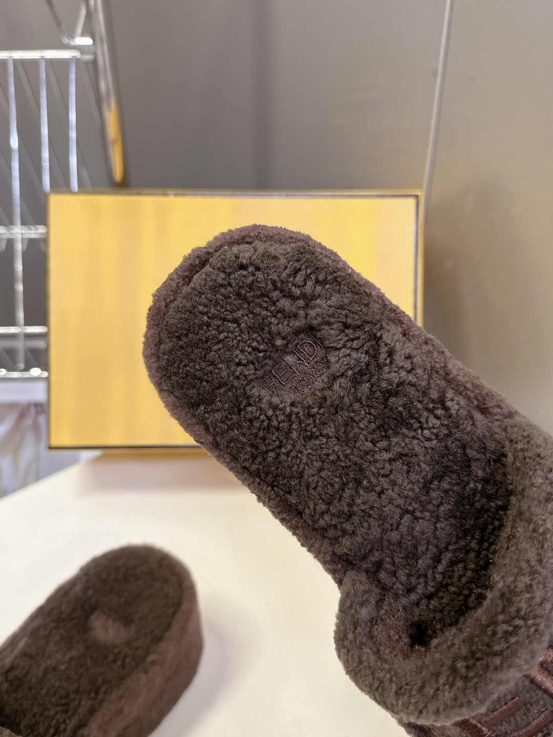 FENDI芬迪秋冬新款厚底毛毛拖 每逢秋冬来临 毛拖是必不可少的单品 不仅足够保暖 还能拥有舒适的触感无